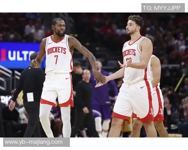 杜兰特场边轻松愉快与火箭助教艾维畅谈免战牌背后心态揭秘