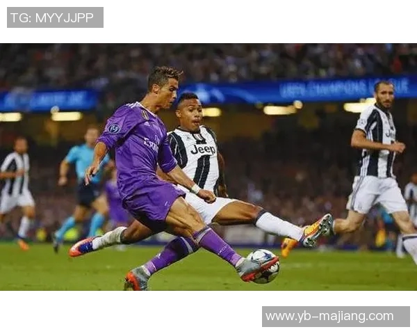 C罗训练中展现灿烂笑容期待新赛季精彩表现和更多进球挑战